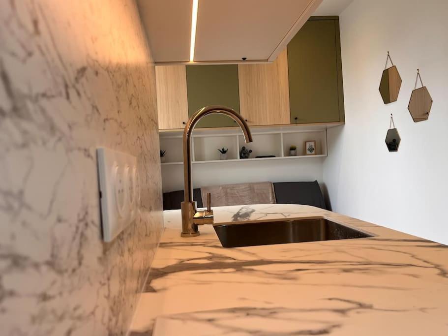 Peaceful Area 5 Min To Train Station Apartment *